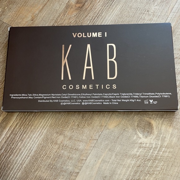 KAB COSMETICS
Contour Palette - Picture 2 of 3